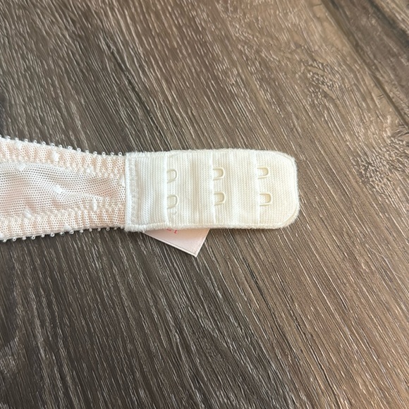 34B - Victoria’s Secret Underwire Bra in White - Picture 5 of 6